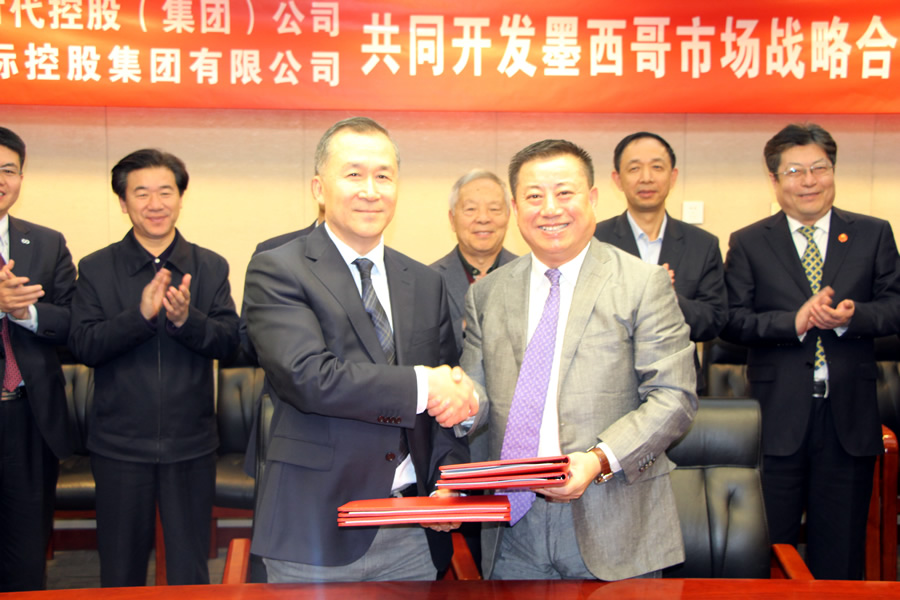 (左)搏达集团董事长牛树海（右）新时代集团副总经理刘国贞签约合影